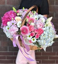 Цветочная композиция из Розы, Хризантемы, Пионы и Лизиантусы в корзине в Панахесе
