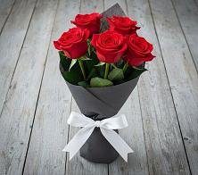 Букет 5 Красных роз Эдлесс Лав в Панахесе