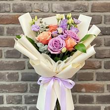 Букет цветов из:  Лизиантусы и Розы в Панахесе