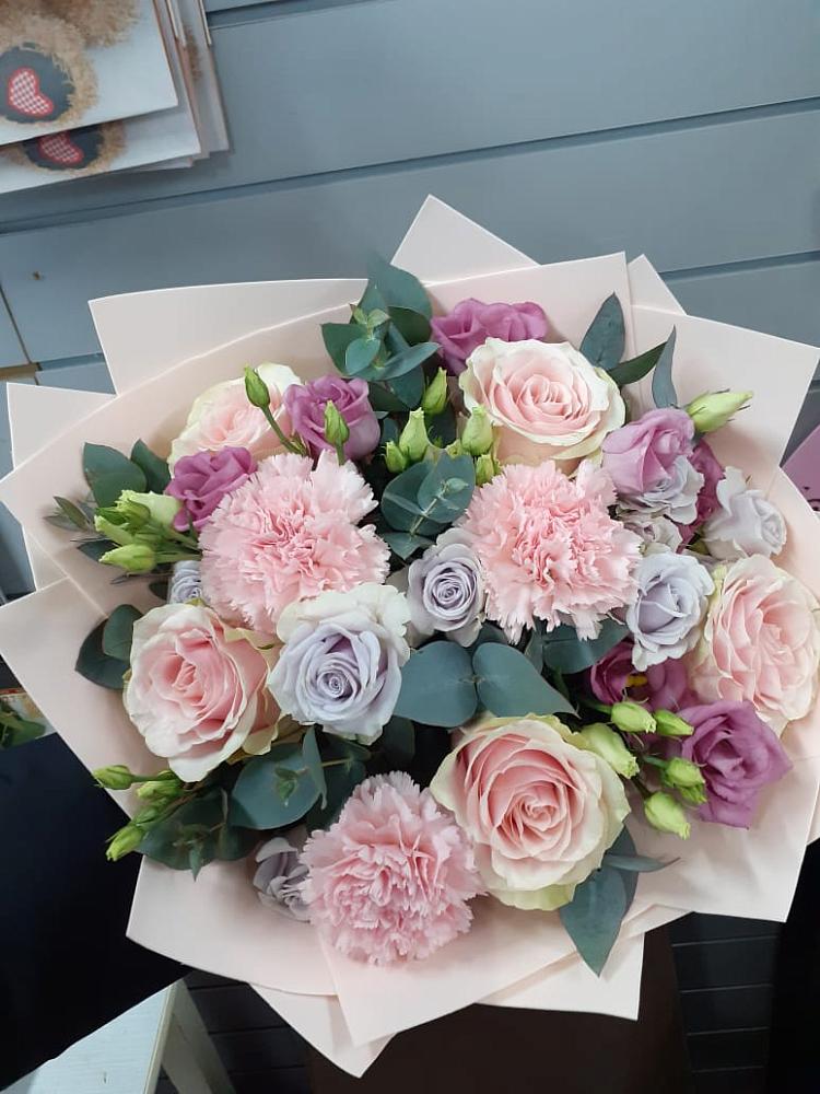 Букет цветов из: Розы, Гвоздики и Лизиантусы в Панахесе