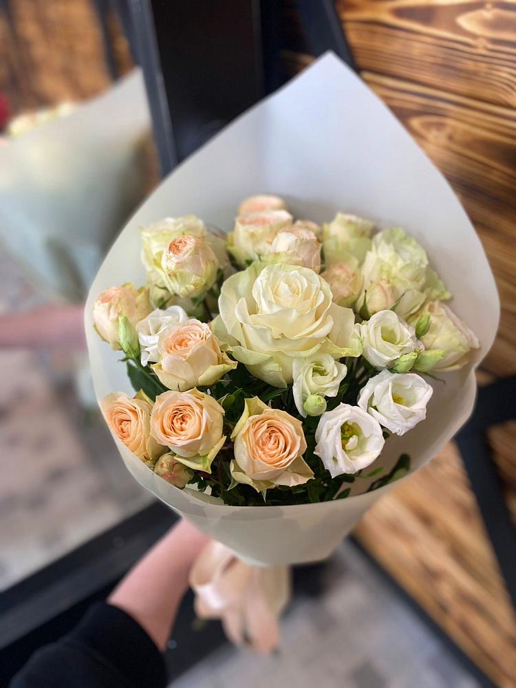 Букет цветов из: Розы и Лизиантусы в Панахесе